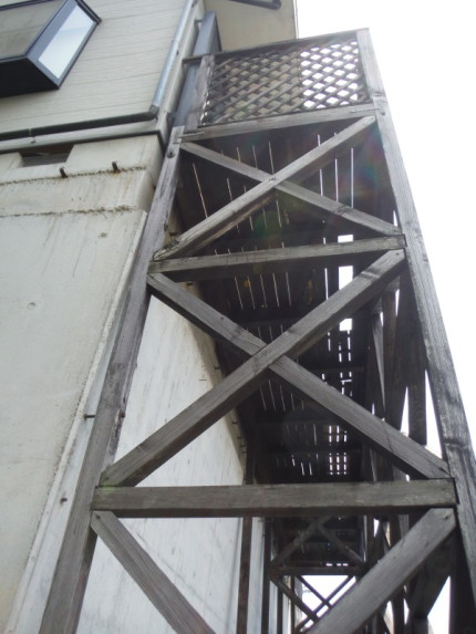 ２ｔワイドトラックに山盛りになりました。 お客さまも心配そうに見守る中、無事に作業は完工できました。 倒壊の恐れのある中の生活から解放されて、とても喜んでみえたので、職人一同大変やりがいのある現場でした。 ありがとうございました！