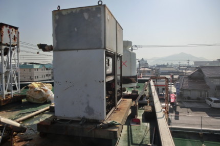 マンション屋上の冷却塔を撤去