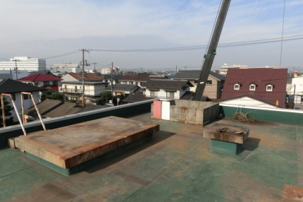 マンション屋上の冷却塔を撤去