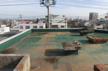 マンション屋上の冷却塔を撤去