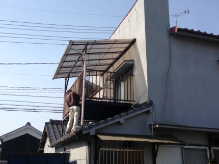 岐阜県各務原市にお住まいの方から、ベランダの解体工事のご依頼を頂きました。 ホームページからのお問い合わせで、 「家の周りにあるベランダが壊れたので、雨漏りする前に解体撤去してほしいです。」 とのことでした。 現地を確認すると、留め金具などが破損しており、グラグラの状態だったため、急いで撤去する段取りをさせて頂きました。