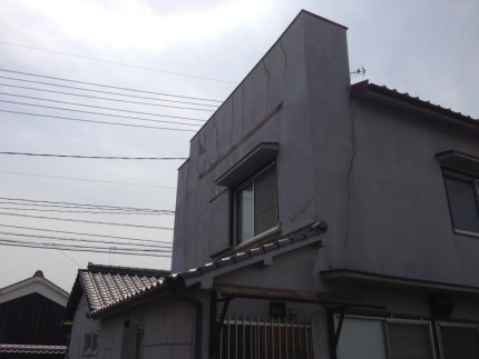 岐阜県各務原市にお住まいの方から、ベランダの解体工事のご依頼を頂きました。 ホームページからのお問い合わせで、 「家の周りにあるベランダが壊れたので、雨漏りする前に解体撤去してほしいです。」 とのことでした。 現地を確認すると、留め金具などが破損しており、グラグラの状態だったため、急いで撤去する段取りをさせて頂きました。