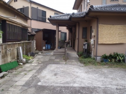 駐車場の土間コンクリートのハツリ工事