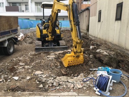 名古屋市西区の解体工事｜コンクリート基礎の積込