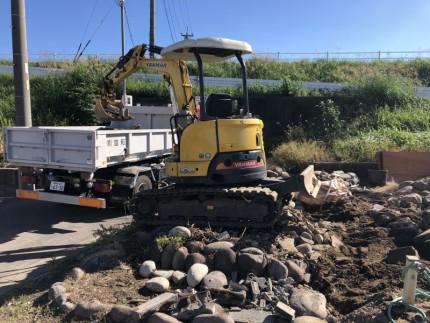 江南市ブロック塀撤去｜がれき積み込み