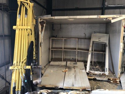 解体中|名古屋市守山区|業務用冷蔵庫の解体