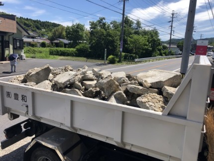 ４ｔダンプ積み込み完了｜土岐市の駐車場コンクリートはつり工事