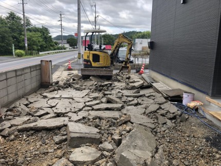 土間コンクリートをすべて割れました｜土岐市の駐車場コンクリートはつり工事