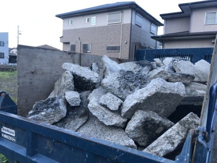 ２ｔダンプ積み込み完了｜土岐市の駐車場コンクリートはつり工事