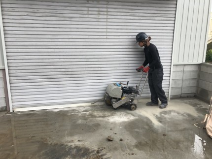 亀裂が入らないようカッター入れ｜土岐市の駐車場コンクリートはつり工事