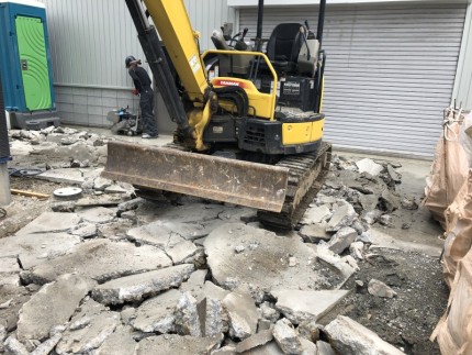 ハツリは順調です｜土岐市の駐車場コンクリートはつり工事