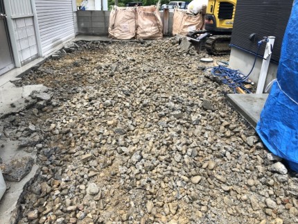 ガレキ積み込み中｜土岐市の駐車場コンクリートはつり工事