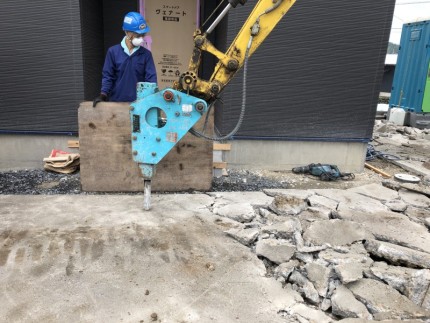 外壁に飛散しないようガードします｜土岐市の駐車場コンクリートはつり工事