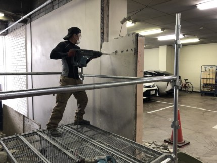 足場を使用し、手作業でブロック壁をはつります|名古屋市中村区のブロック壁の解体