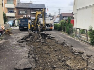 重機でアスファルトを剥がしていきます|名古屋市東区のアスファルト舗装撤去