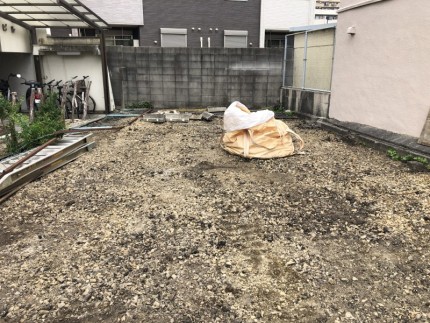 細かい残りは手で拾います|名古屋市東区のアスファルト舗装撤去