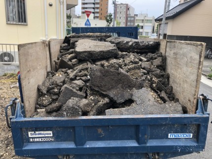 ガレキをダンプに積み込みます|名古屋市東区のアスファルト舗装撤去