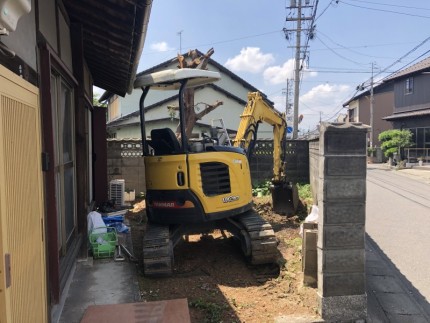 重機と併用で、太い幹を切り倒します|岐阜市の庭木伐採