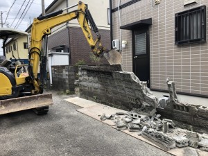 切り離して重機で倒します｜名古屋市のブロック塀撤去工事