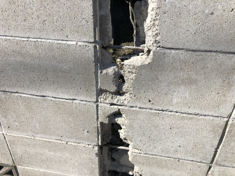 鉄筋を切断して切り離します|名古屋市中村区のブロック塀の解体工事