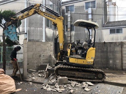 愛知県犬山市｜重機によるブロック塀のハツリ作業