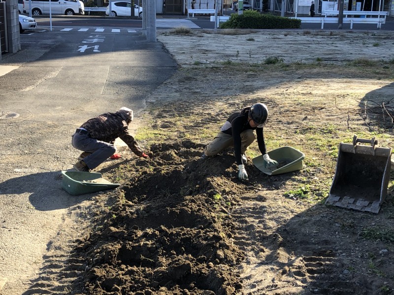最後は手作業でコンクリートガレキの残りを拾います