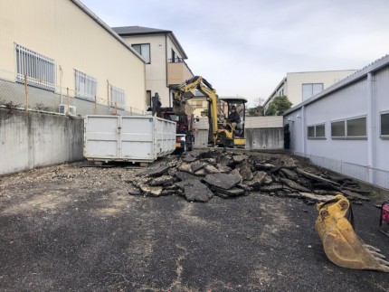 半分ほど撤去しました|名古屋市名東区アスファルト舗装撤去