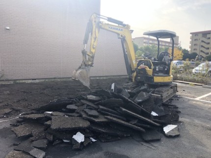 重機を使ってアスファルト舗装をめくります