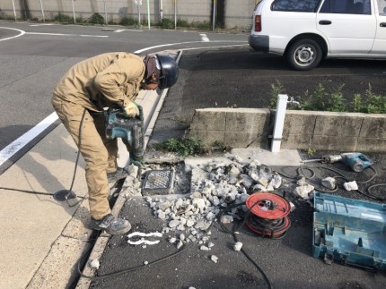 水道回りのコンクリートを手作業でハツリ