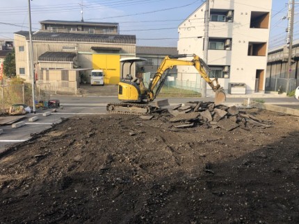 重機を使ってアスファルト舗装をめくります