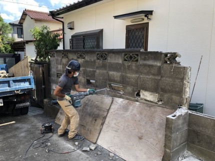 手作業でハツり、縁をきります