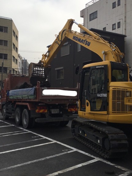 アスファルト舗装廃材の積み込み