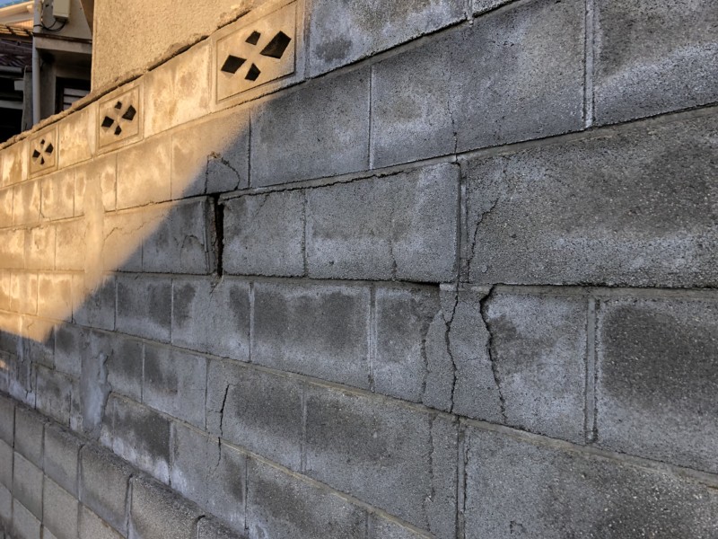 ブロック塀のヒビ割れ