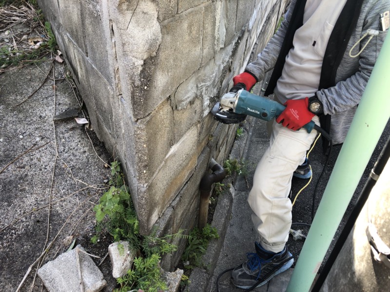 ブロック塀のカッター入れ