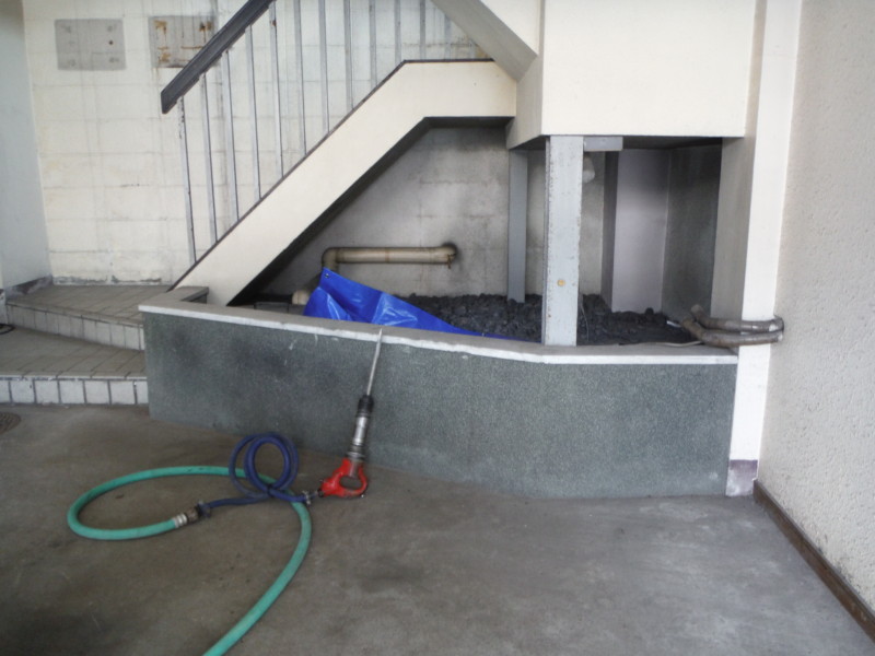 名古屋市中村区の駐車場ブロック塀の解体工事【ブロックはつり撤去】