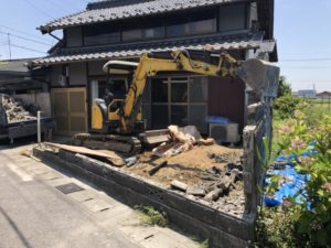重機とダンプを敷地に入れて解体作業開始