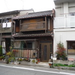 名古屋市内の解体工事で、機械が入れない狭い家は手壊しです