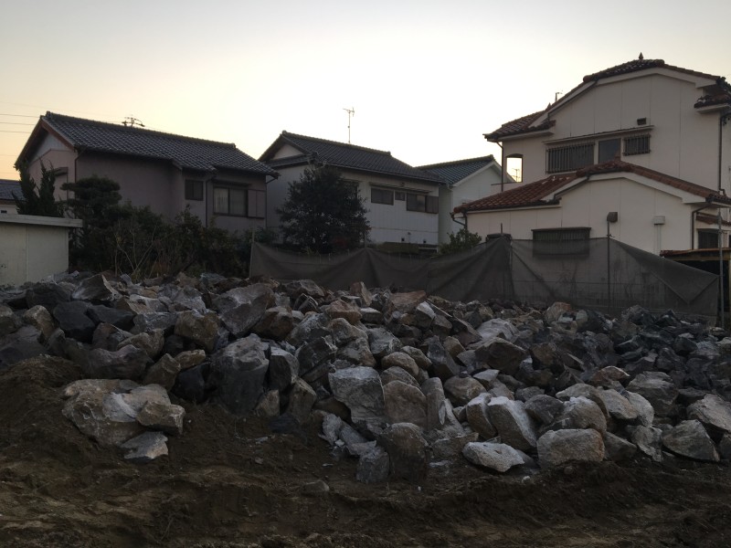 【愛知県小牧市】巨大な庭石を破砕して撤去処分する