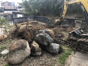【愛知県瀬戸市】庭石と庭木を撤去して駐車場の乗り入れを広くする