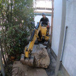 庭石を人力で引っ張りだして撤去する【狭い場所×重機が入らない】