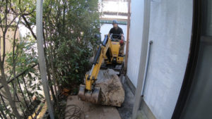 庭石を人力で引っ張りだして撤去する【狭い場所×重機が入らない】
