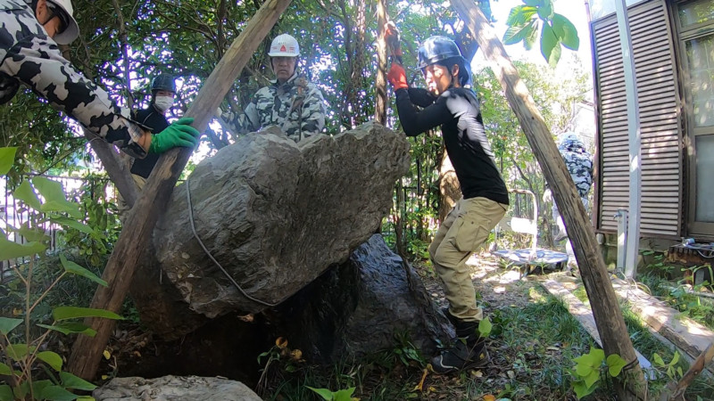 庭石を吊る|名古屋市北区の庭石の撤去