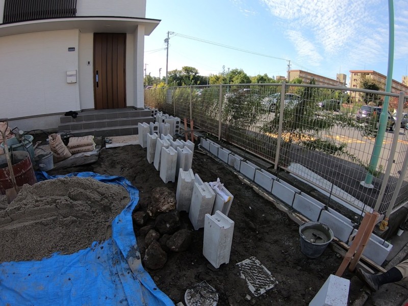 隣地との境界にブロックを積む