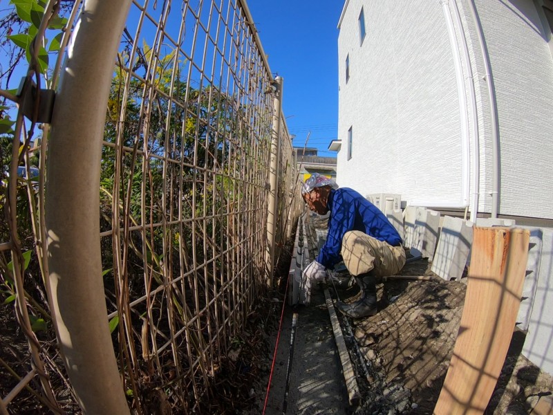 隣地との境界にブロックを積む