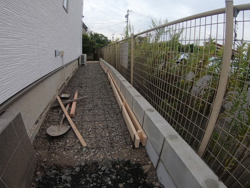 隣地との境界にブロックを積む