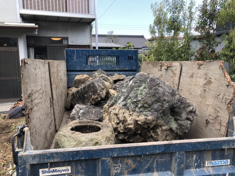 庭を解体して駐車場に広げる