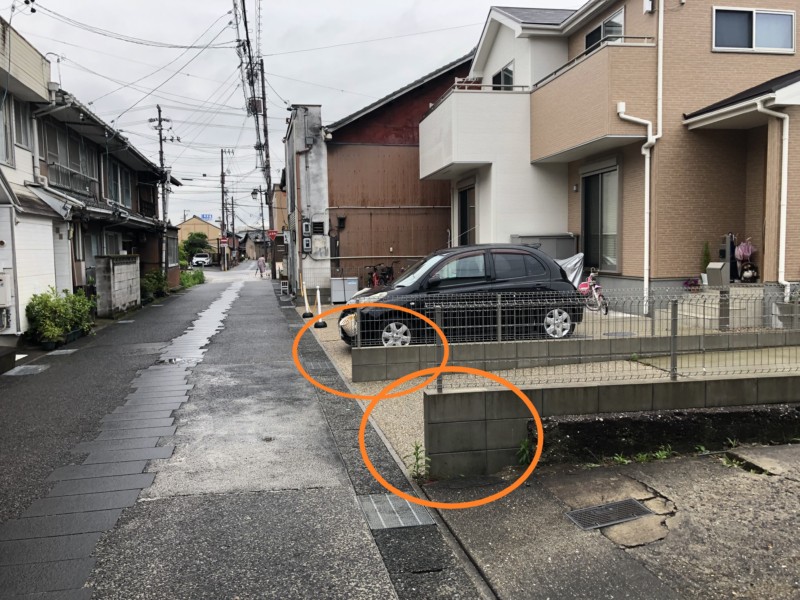 ブロックとフェンスが邪魔で、駐車場の出し入れがしにくい