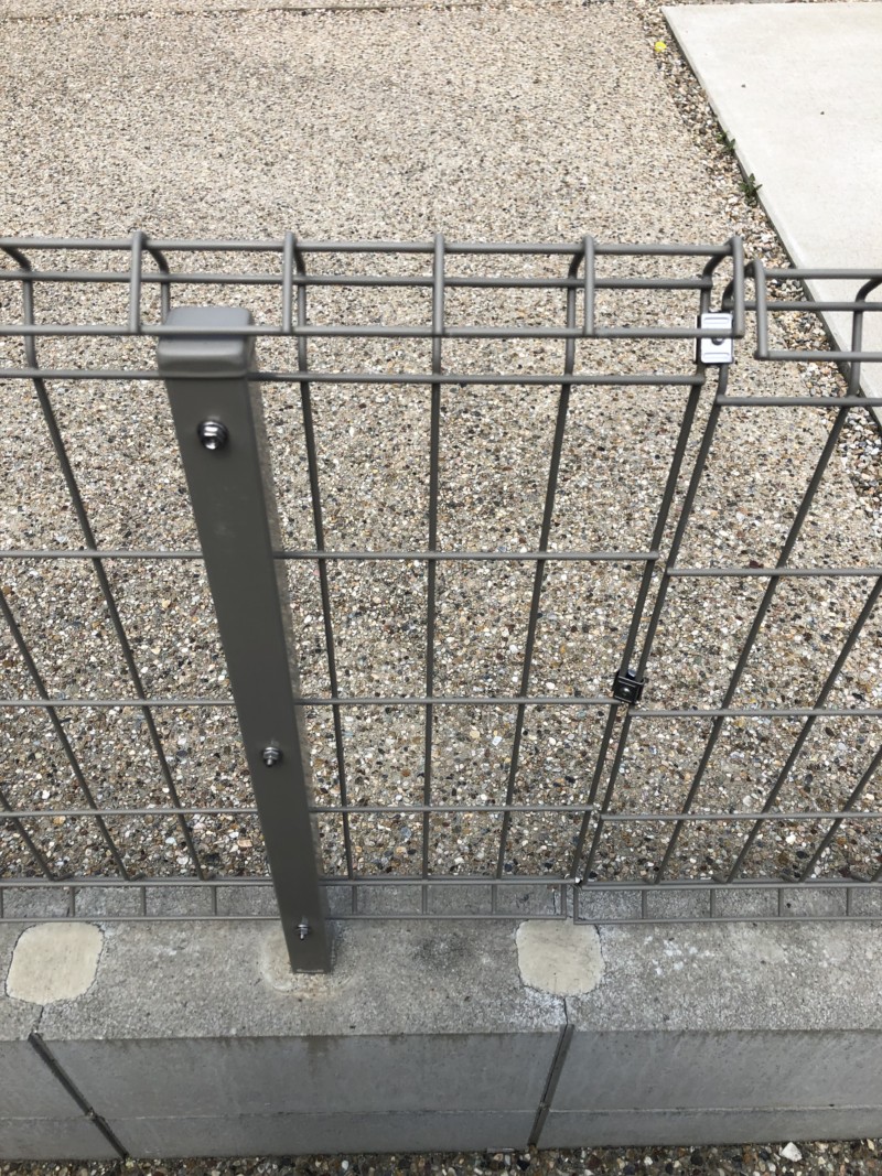 ブロックとフェンスが邪魔で、駐車場の出し入れがしにくい