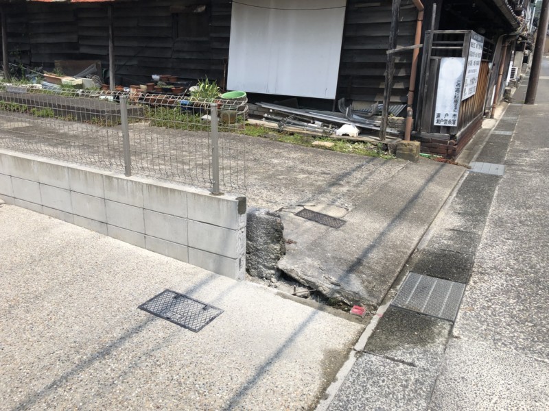 ブロックとフェンスが邪魔で、駐車場の出し入れがしにくい