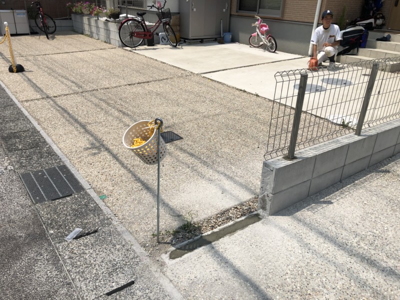 ブロックとフェンスが邪魔で、駐車場の出し入れがしにくい